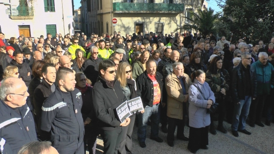 Rassemblement en hommage aux victimes de l'attentat contre la rédaction de Charlie Hebdo sur le parvis de la mairie de Bessan (34) 08/01/2015 Crédit photo : Henri DRUILHE